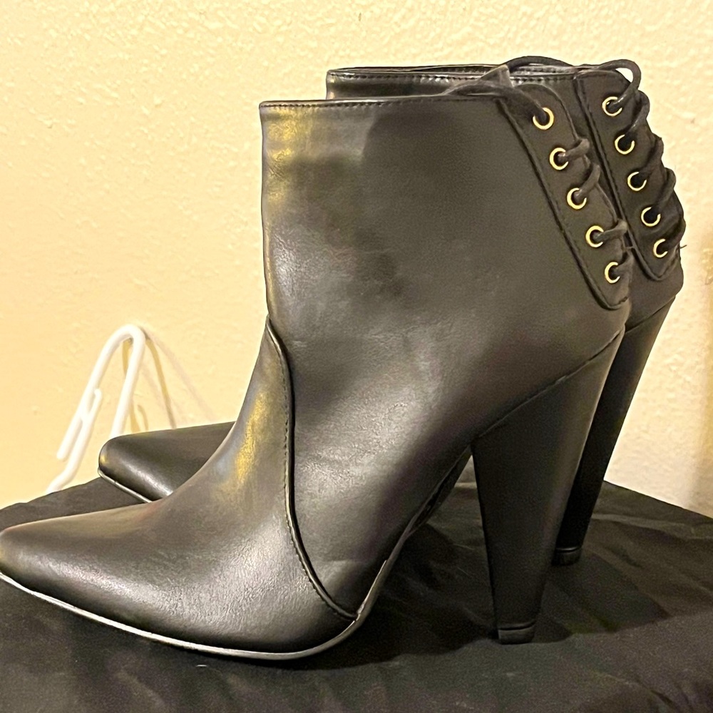 EUC Womens Black Pointed Witchy Faux Leather TieUp Booties, sz8